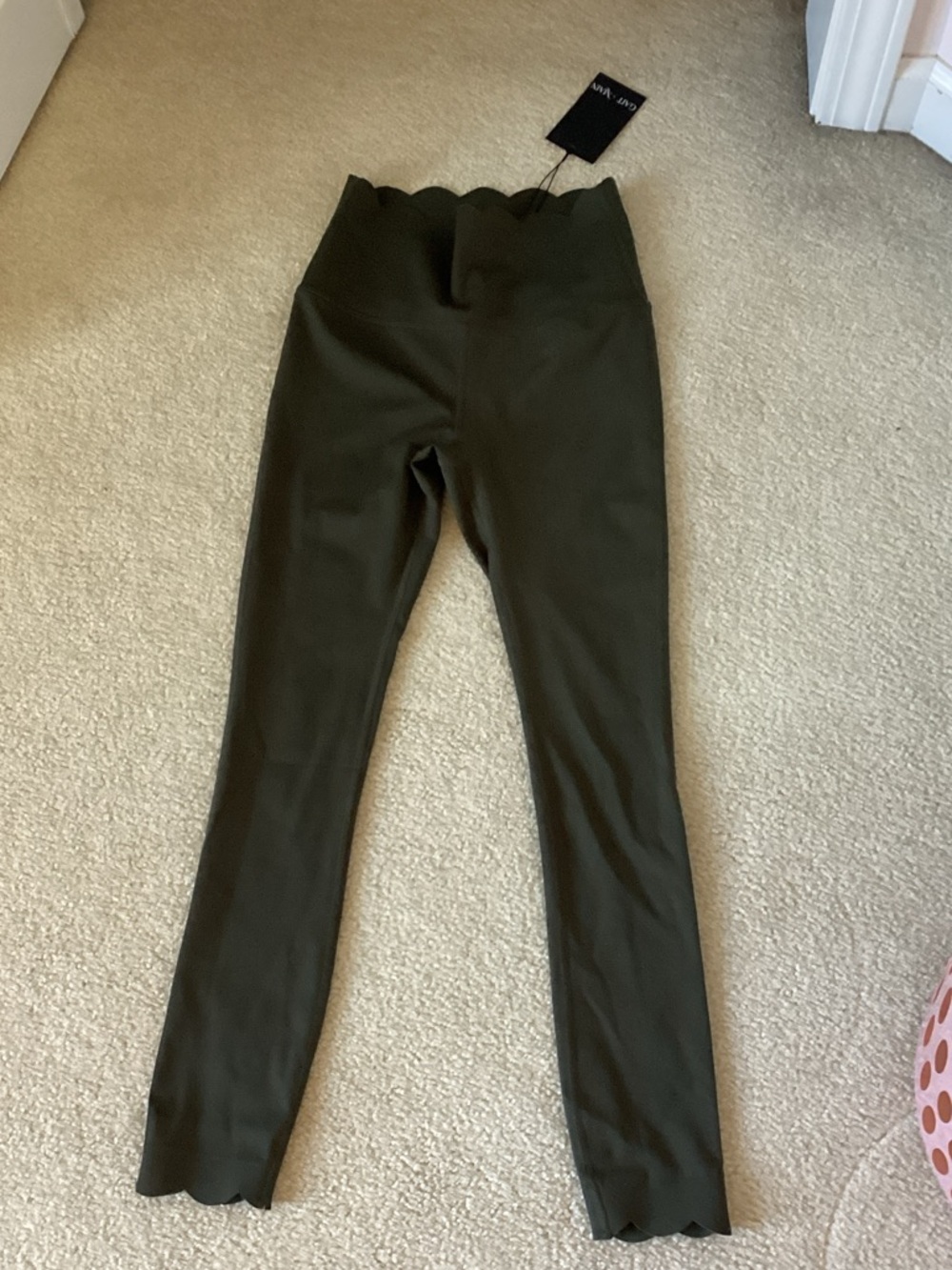 High-Rise Scalloped-Waist Leggings in Olive